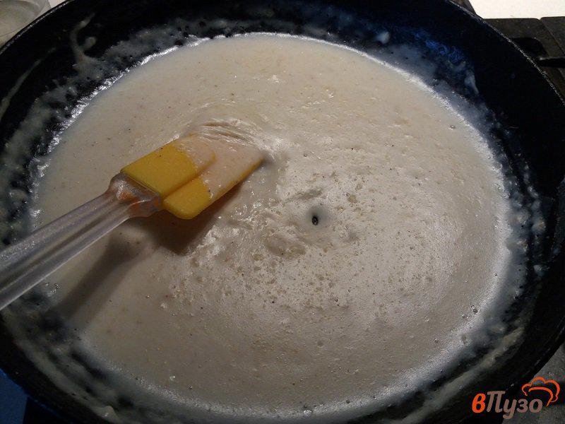 Фото приготовление рецепта: Фрикадельки по-шведски со сливочным и брусничным соусами шаг №15
