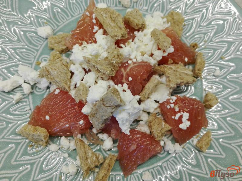Фото приготовление рецепта: Салат из грейпфрута с творогом, хлебцами и медом шаг №4