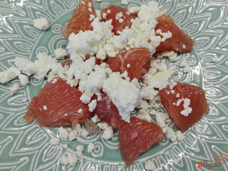 Фото приготовление рецепта: Салат из грейпфрута с творогом, хлебцами и медом шаг №3