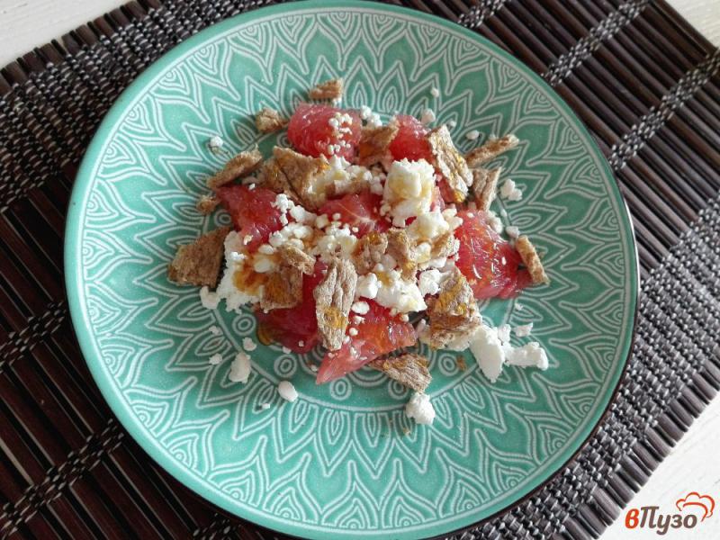 Фото приготовление рецепта: Салат из грейпфрута с творогом, хлебцами и медом шаг №5