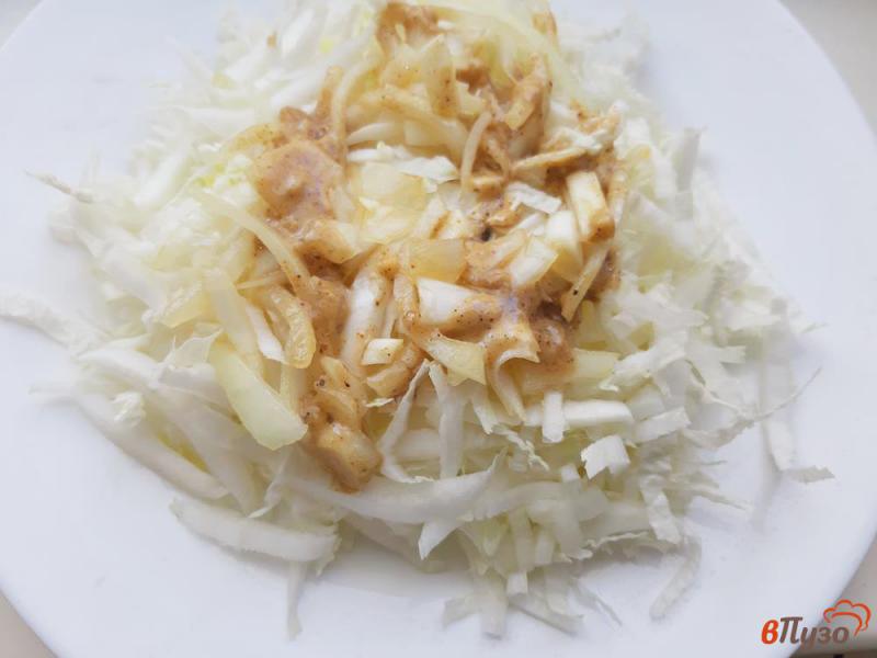 Фото приготовление рецепта: Салат из пекинской капусты с креветками и сырными шариками шаг №5