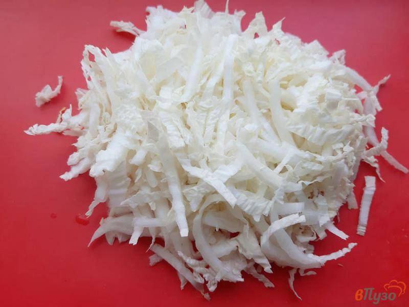 Фото приготовление рецепта: Салат из пекинской капусты с креветками и сырными шариками шаг №4