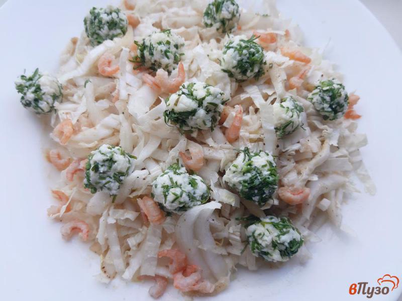 Фото приготовление рецепта: Салат из пекинской капусты с креветками и сырными шариками шаг №10