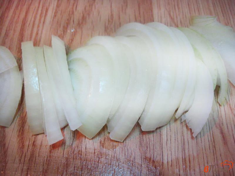 Фото приготовление рецепта: Толстолобик запечённый с овощами и лимоном шаг №3