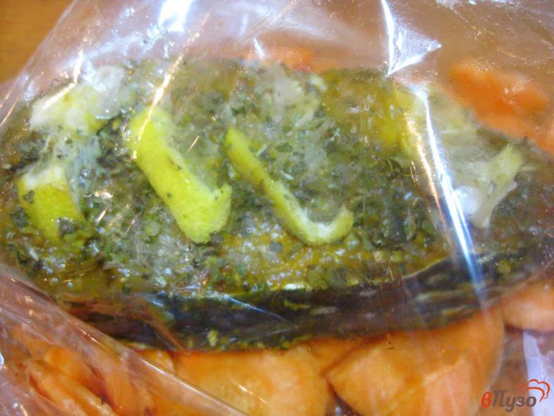Фото приготовление рецепта: Толстолобик запечённый с овощами и лимоном шаг №7