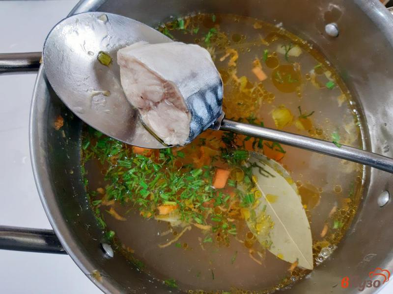 Фото приготовление рецепта: Суп рыбный со скумбрией шаг №7