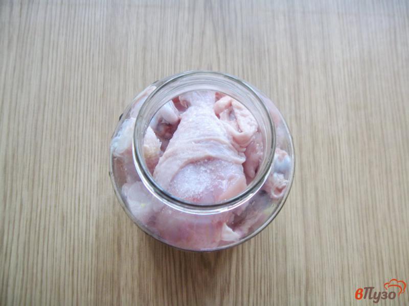 Фото приготовление рецепта: Курица с картофелем в банке в духовке шаг №3