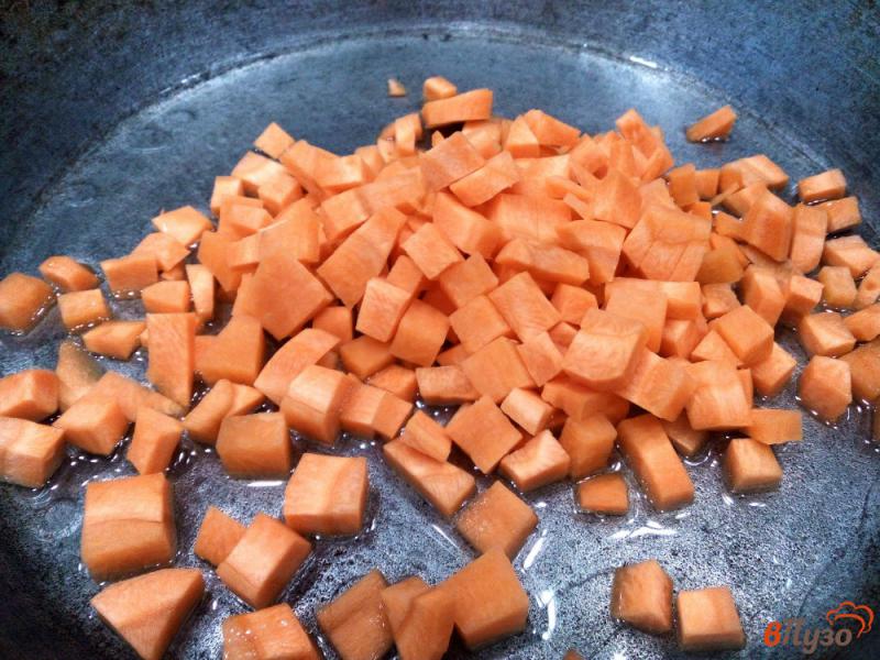 Фото приготовление рецепта: Гречка с консервированной фасолью и томатным соусом шаг №1