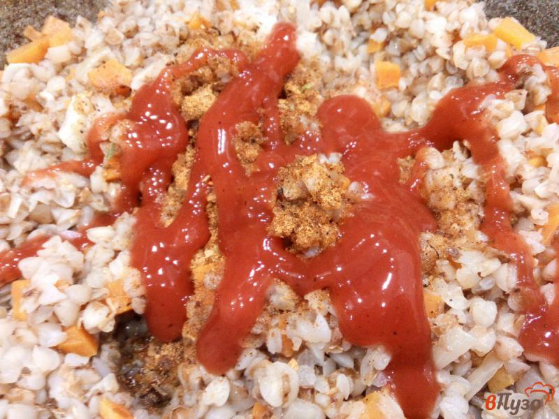 Фото приготовление рецепта: Гречка с консервированной фасолью и томатным соусом шаг №5