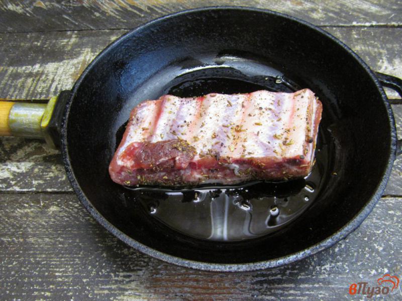 Фото приготовление рецепта: Тушеные свиные ребра с морковью шаг №2
