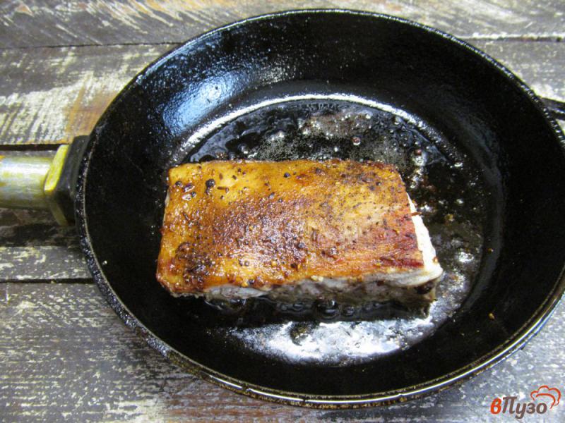 Фото приготовление рецепта: Тушеные свиные ребра с морковью шаг №3