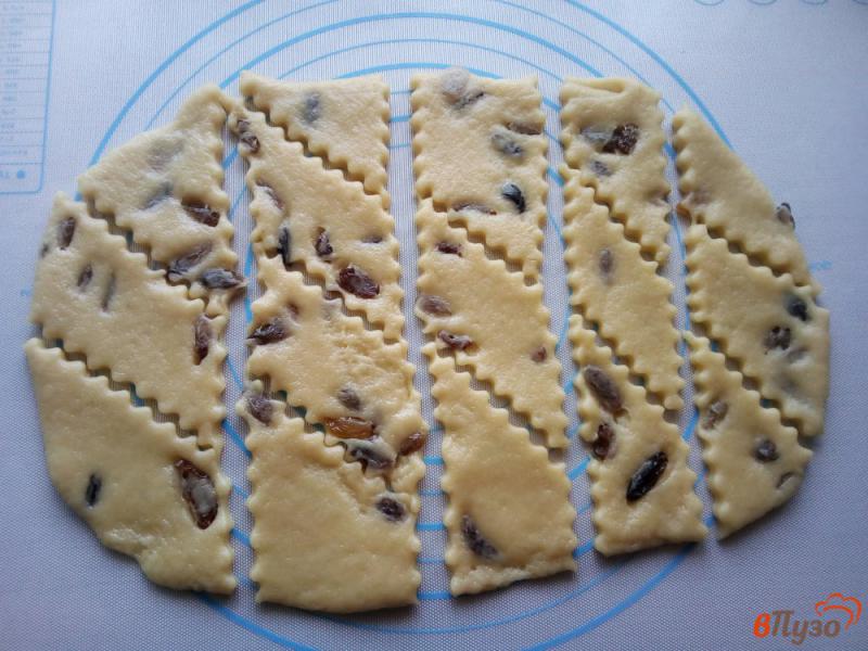 Фото приготовление рецепта: Печенье с изюмом шаг №4