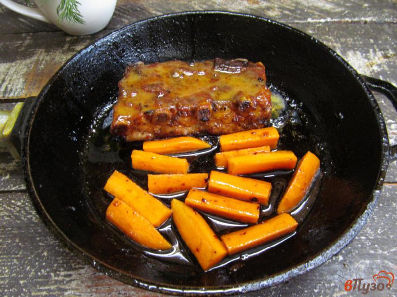 Фото приготовление рецепта: Тушеные свиные ребра с морковью шаг №9
