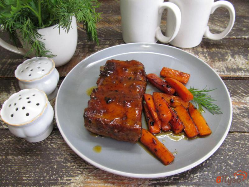 Фото приготовление рецепта: Тушеные свиные ребра с морковью шаг №11