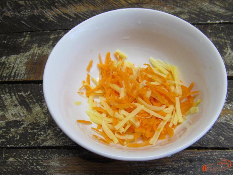 Фото приготовление рецепта: Салат с грибами сыром и морковью шаг №3