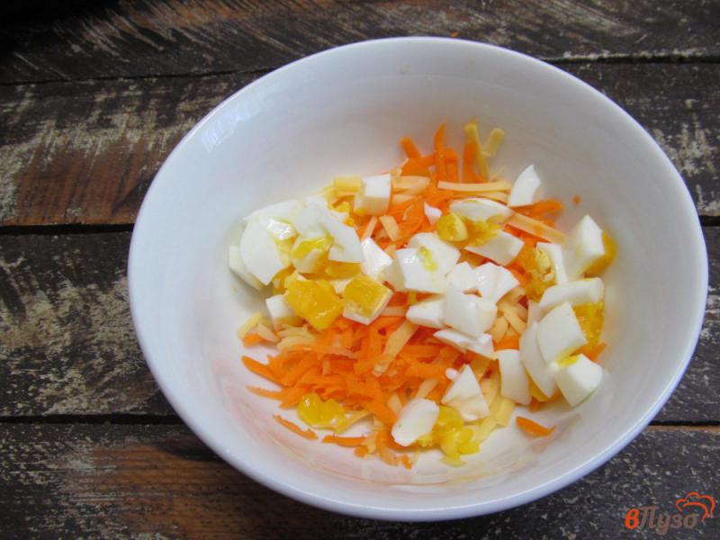 Фото приготовление рецепта: Салат с грибами сыром и морковью шаг №4
