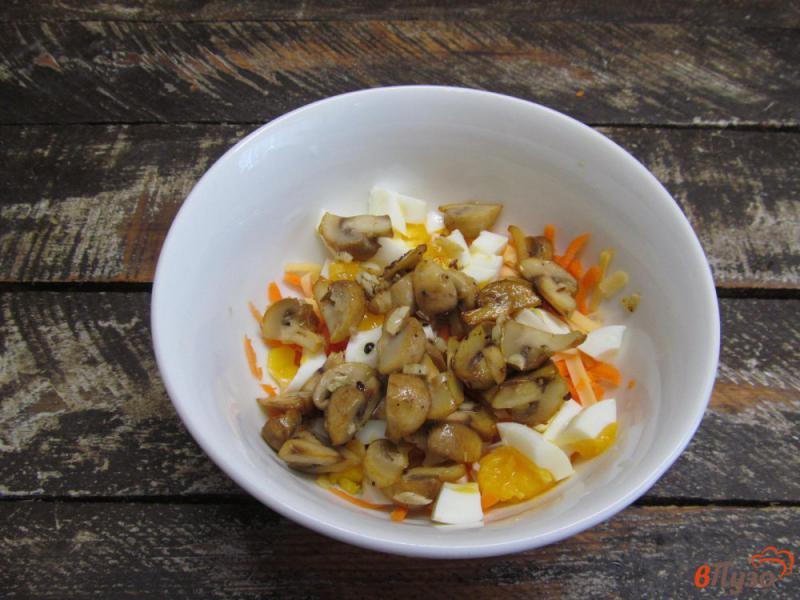 Фото приготовление рецепта: Салат с грибами сыром и морковью шаг №5