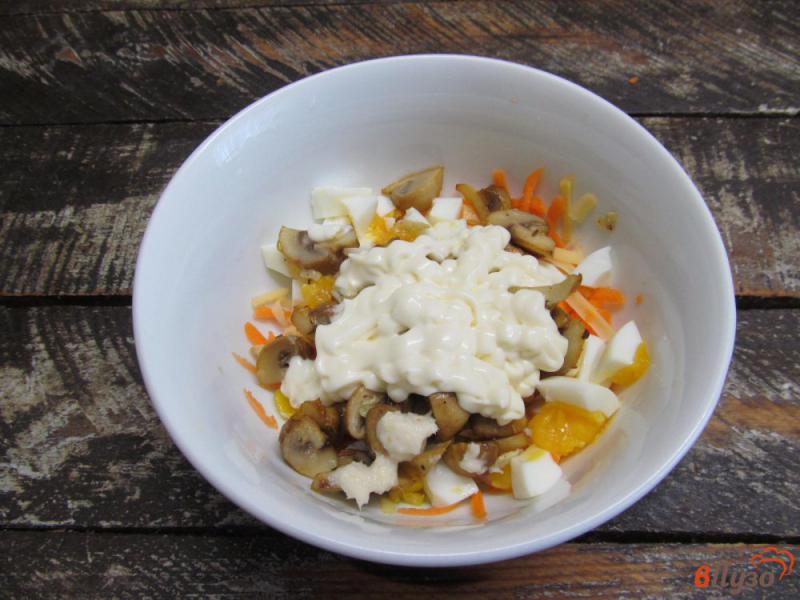 Фото приготовление рецепта: Салат с грибами сыром и морковью шаг №6