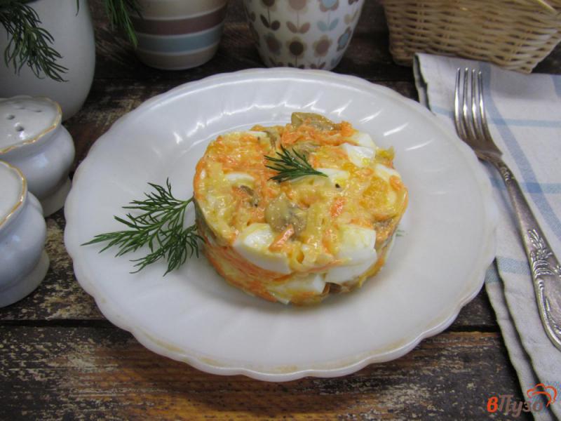 Фото приготовление рецепта: Салат с грибами сыром и морковью шаг №7