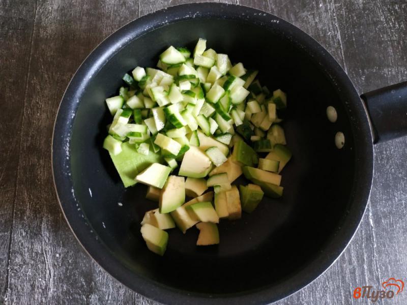 Фото приготовление рецепта: Окрошка с авокадо шаг №2