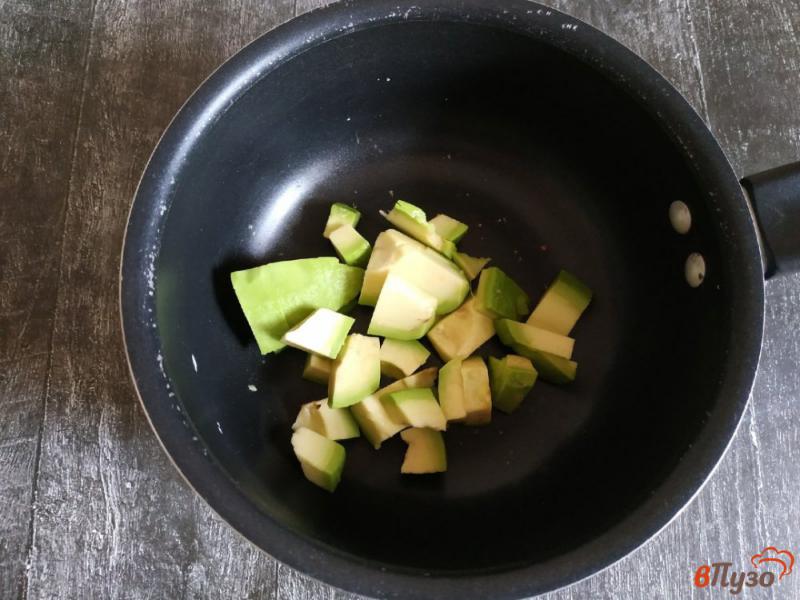 Фото приготовление рецепта: Окрошка с авокадо шаг №1