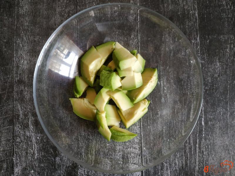 Фото приготовление рецепта: Салат из авокадо и яйца шаг №2