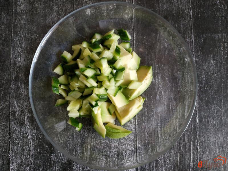 Фото приготовление рецепта: Салат из авокадо и яйца шаг №3