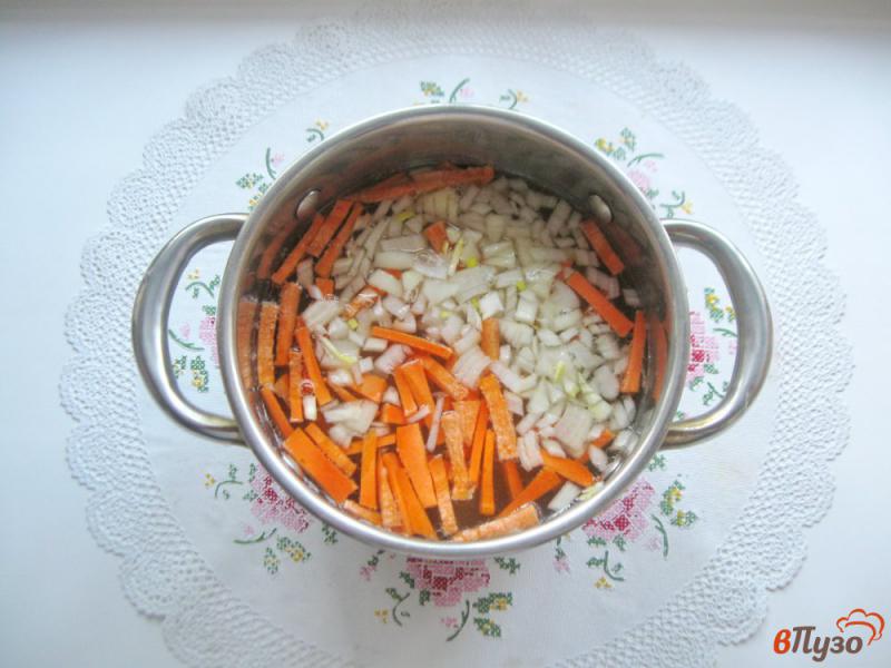Фото приготовление рецепта: Куриный суп с вермишелью и яйцом шаг №3