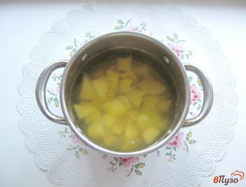 Фото приготовление рецепта: Куриный суп с вермишелью и яйцом шаг №2