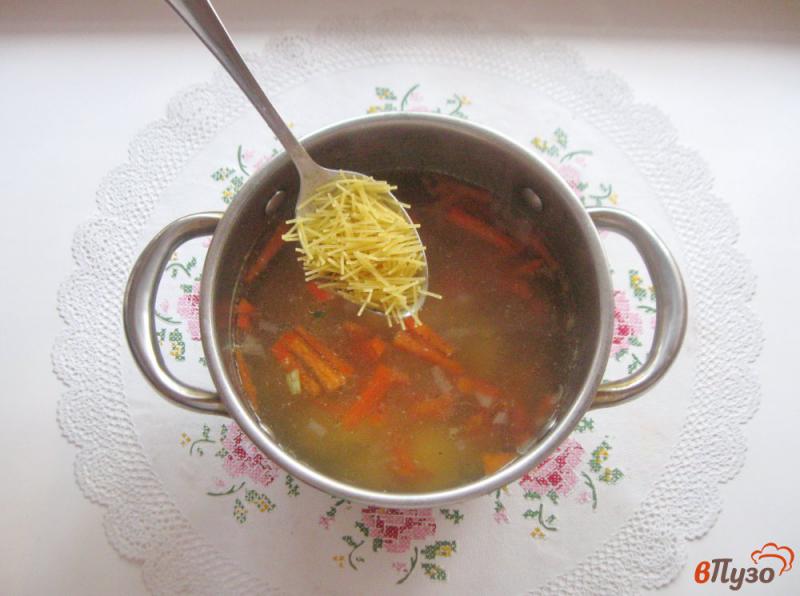 Фото приготовление рецепта: Куриный суп с вермишелью и яйцом шаг №4