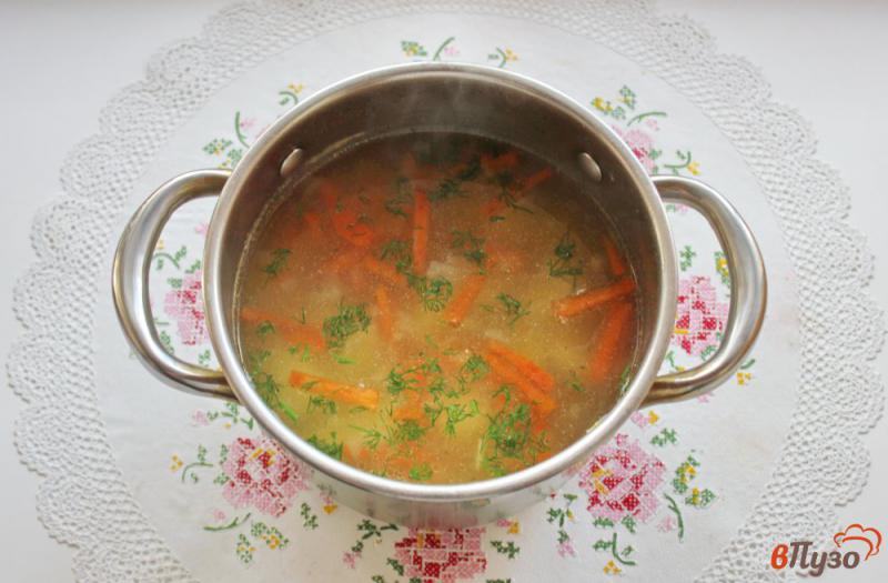 Фото приготовление рецепта: Куриный суп с вермишелью и яйцом шаг №5