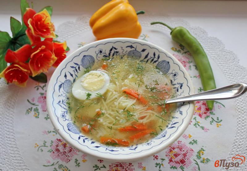 Фото приготовление рецепта: Куриный суп с вермишелью и яйцом шаг №6