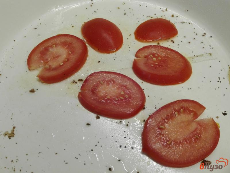 Фото приготовление рецепта: Тост с обжаренным помидором, семгой и яйцом-пашот шаг №2