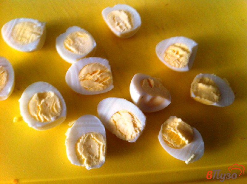 Фото приготовление рецепта: Фаршированные перепелиные яйца с икрой шаг №2