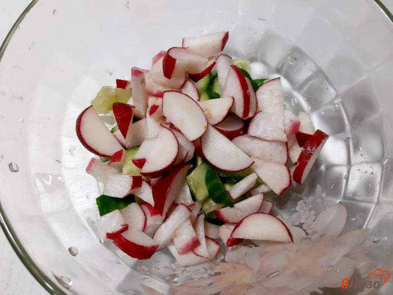 Фото приготовление рецепта: Салат из редиски с сыром шаг №2