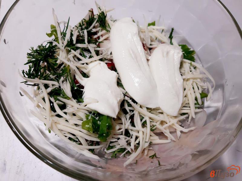 Фото приготовление рецепта: Салат из редиски с сыром шаг №5