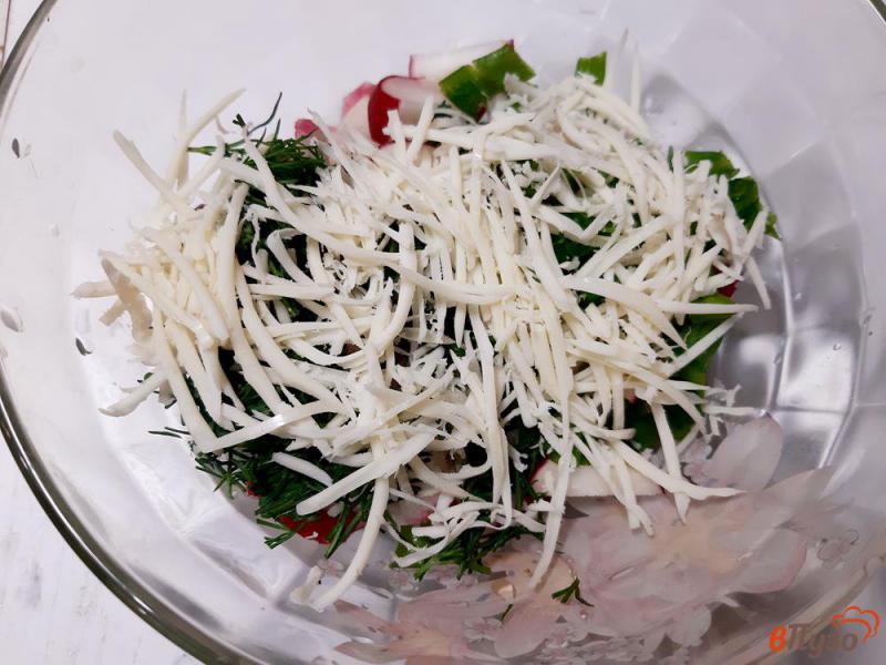 Фото приготовление рецепта: Салат из редиски с сыром шаг №4