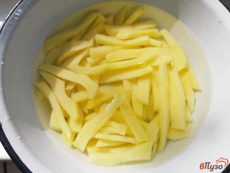 Фото приготовление рецепта: Картофель фри с копченой паприкой шаг №2