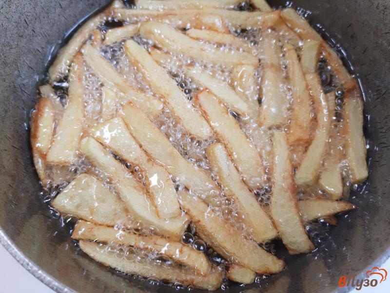 Фото приготовление рецепта: Картофель фри с копченой паприкой шаг №4