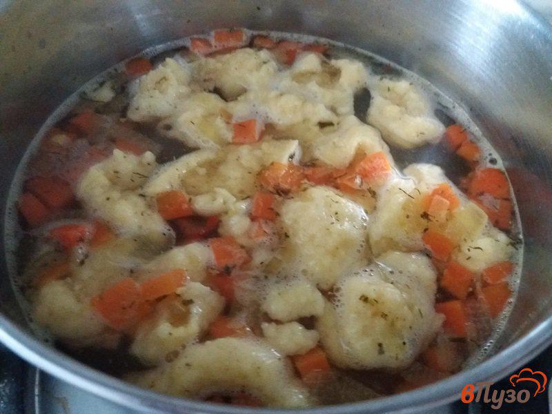 Фото приготовление рецепта: Куриный суп с клецками шаг №11