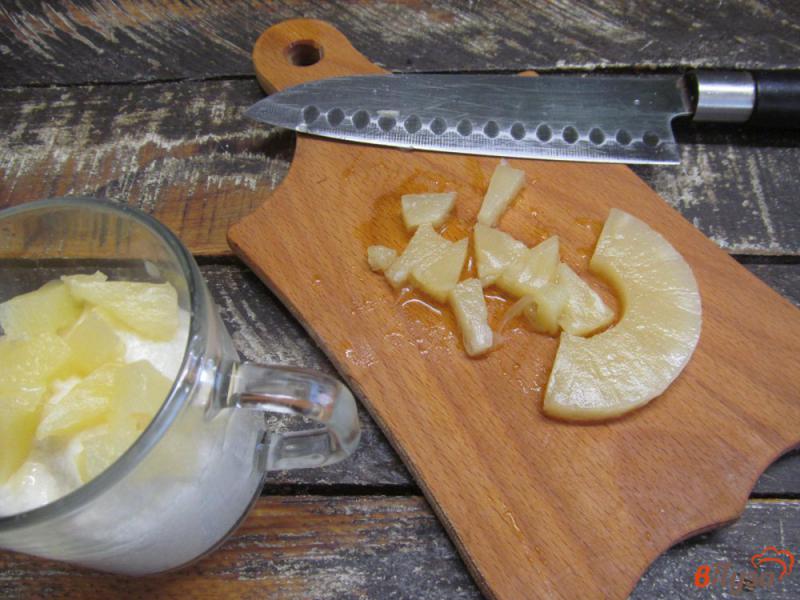 Фото приготовление рецепта: Сливочно-манный десерт с ананасом шаг №9