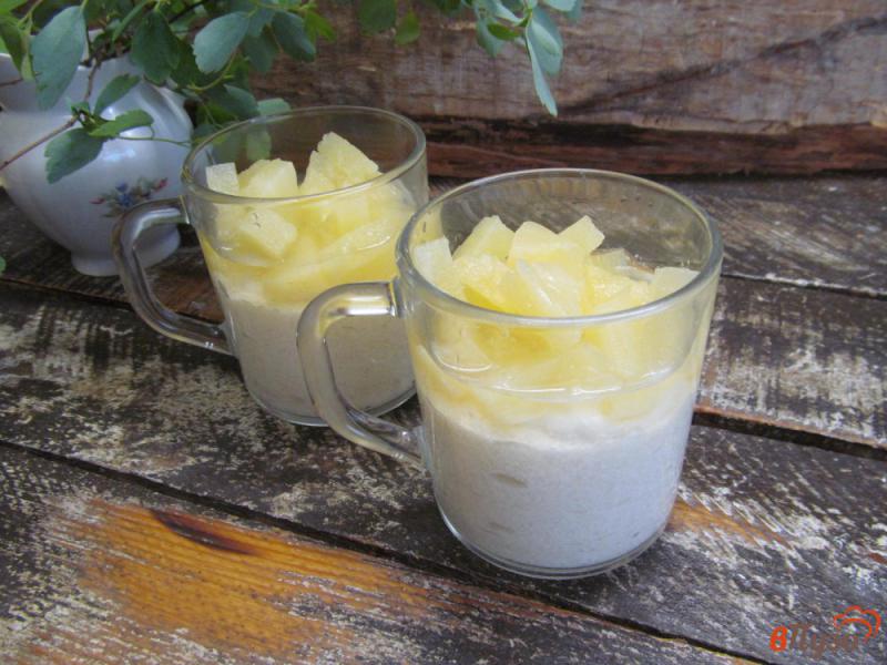 Фото приготовление рецепта: Сливочно-манный десерт с ананасом шаг №10
