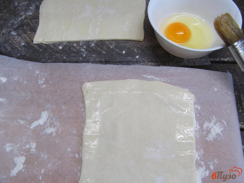 Фото приготовление рецепта: Пирожки из слоеного теста с вишней шаг №5