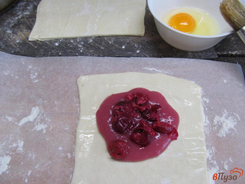 Фото приготовление рецепта: Пирожки из слоеного теста с вишней шаг №6
