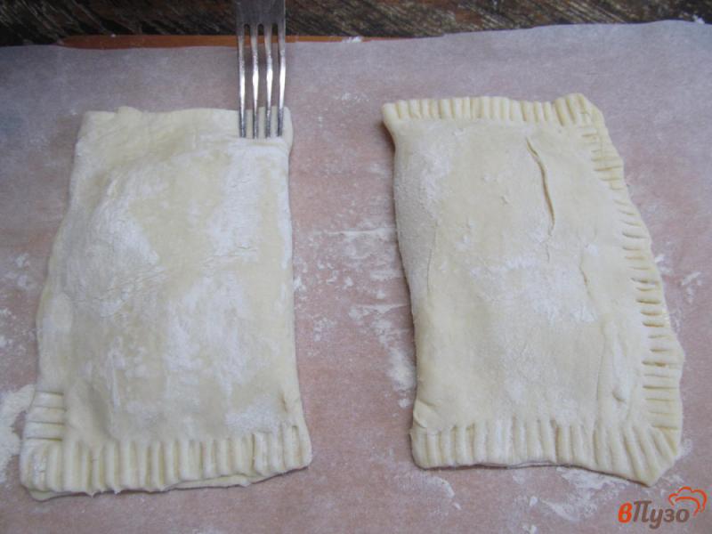 Фото приготовление рецепта: Пирожки из слоеного теста с вишней шаг №7