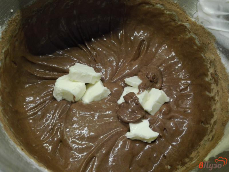 Фото приготовление рецепта: Шоколадный торт с клубничной начинкой и взбитыми сливками шаг №5