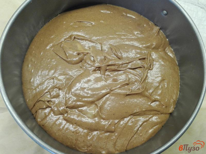 Фото приготовление рецепта: Шоколадный торт с клубничной начинкой и взбитыми сливками шаг №6