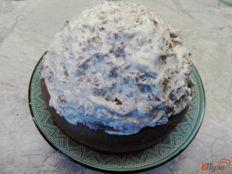 Фото приготовление рецепта: Шоколадный торт с клубничной начинкой и взбитыми сливками шаг №14