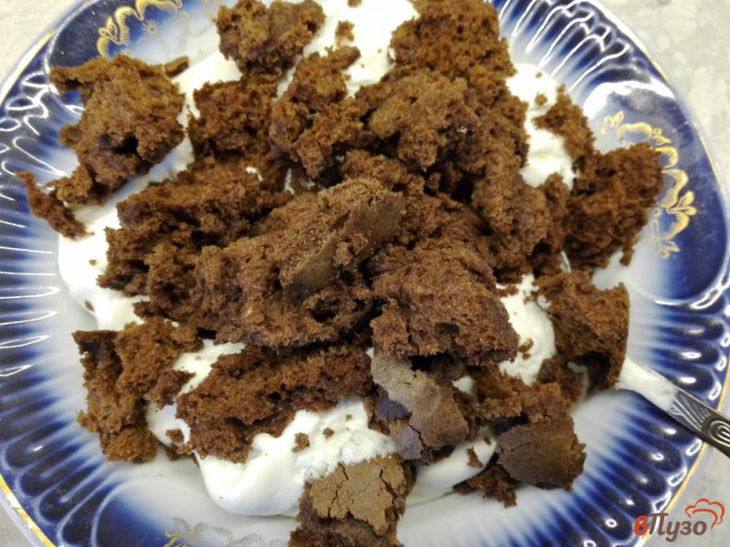 Фото приготовление рецепта: Шоколадный торт с клубничной начинкой и взбитыми сливками шаг №12