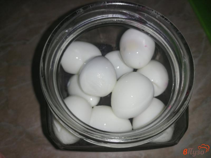 Фото приготовление рецепта: Перепелиные яйца, маринованные со свеклой шаг №9